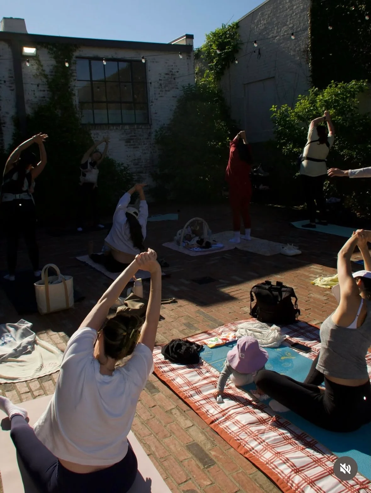 집에서 산전 운동을 하는 임산부